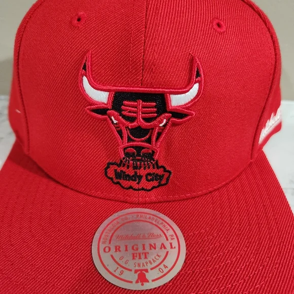 NWT Chicago Bulls red snapback hat Mitchell & Ness - Picture 2 of 3
